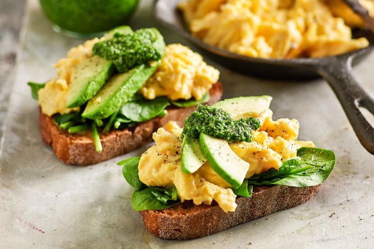 Диетический тост со скрэмблом и авокадо