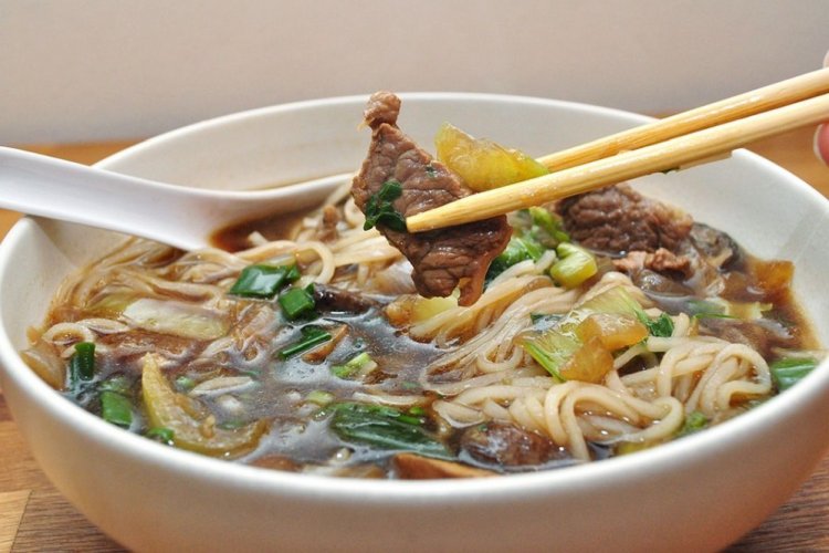 Тайский суп с лапшой и говядиной