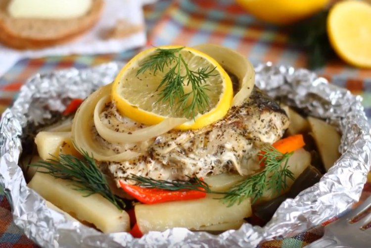 Запеченные стейки зубатки с овощами в духовке