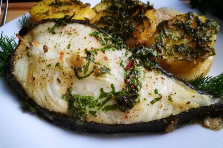 Стейки зубатки с рубленой зеленью в духовке