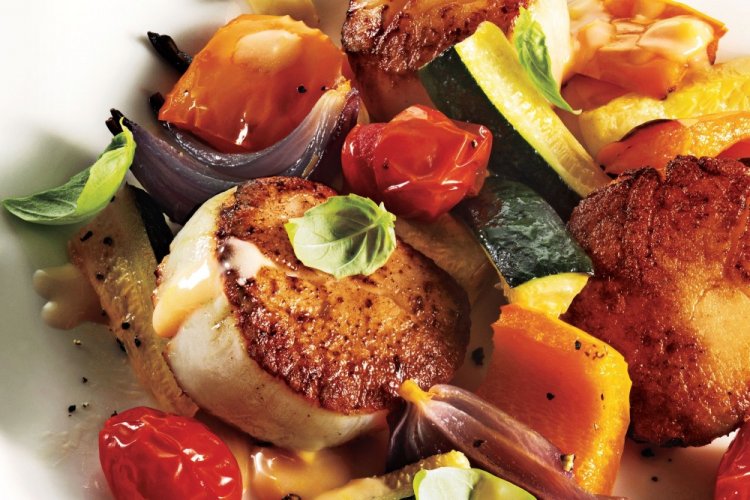 Морские гребешки с овощами