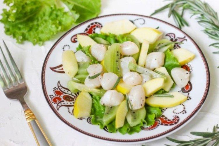 Салат с морскими гребешками, яблоками и киви