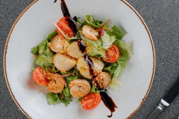 Салат с морскими гребешками и креветками