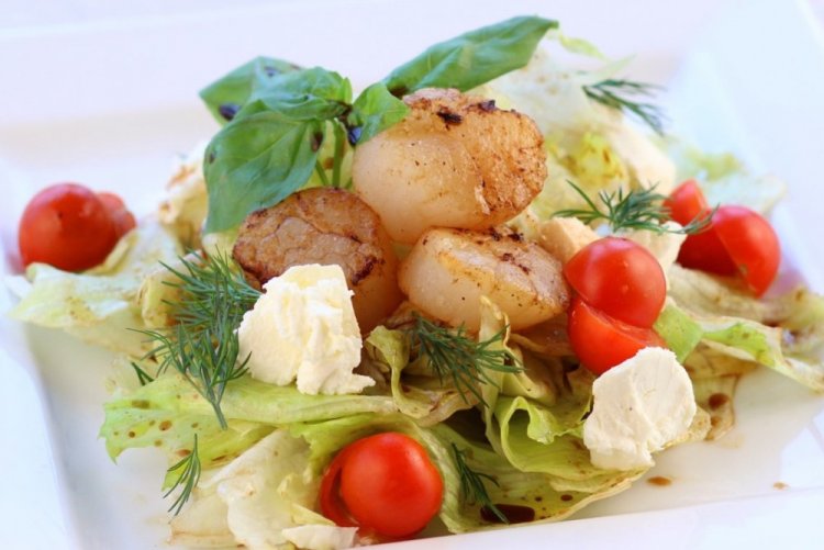 Салат с морскими гребешками и моцареллой