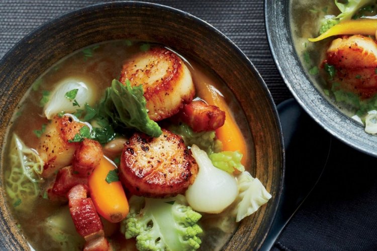 Легкий суп с морскими гребешками и грибами