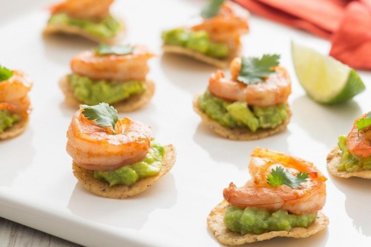 Закуска с креветками и авокадо на чипсах