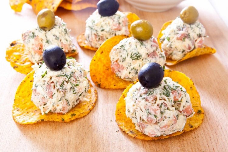 Закуска с вареной курицей на чипсах