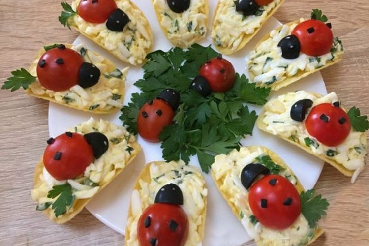 Закуска «Божья коровка» на чипсах