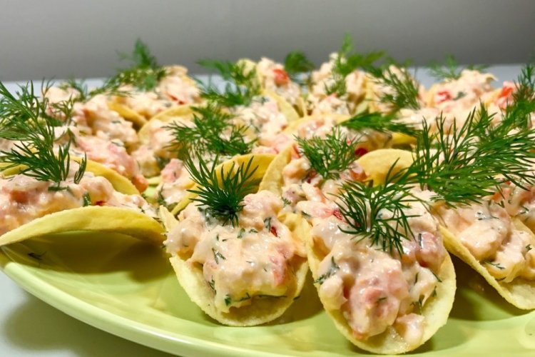 Закуска с кальмарами и креветками на чипсах