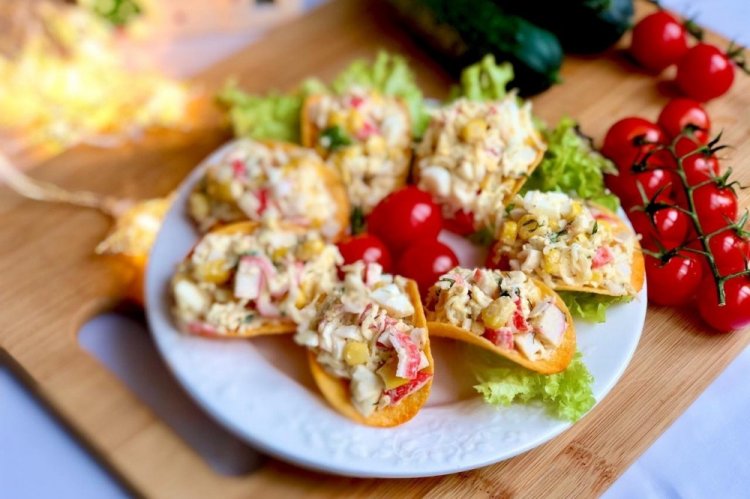 Закуска с крабовыми палочками и кукурузой на чипсах