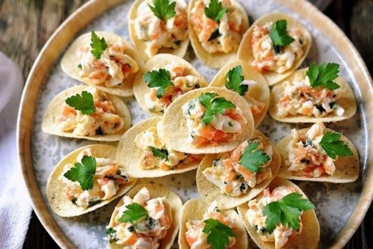 Закуска со сливочным сыром и лососем на чипсах