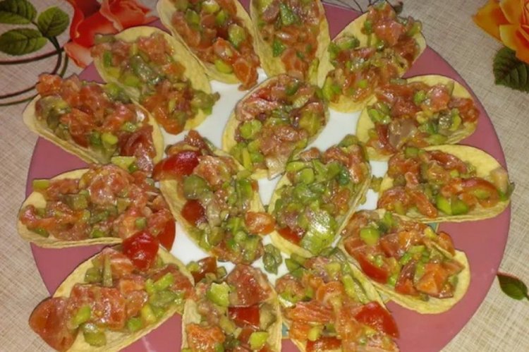 Закуска с красной рыбой и авокадо на чипсах