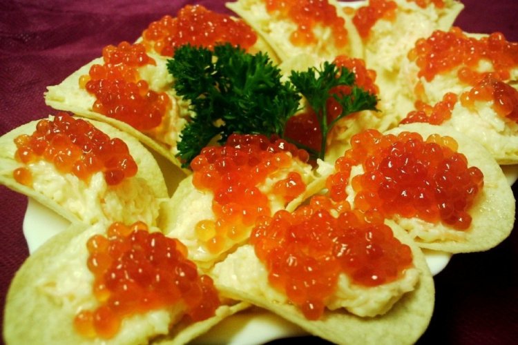 Закуска с красной икрой на чипсах
