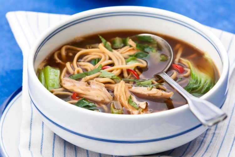 Китайский суп с курицей и лапшой