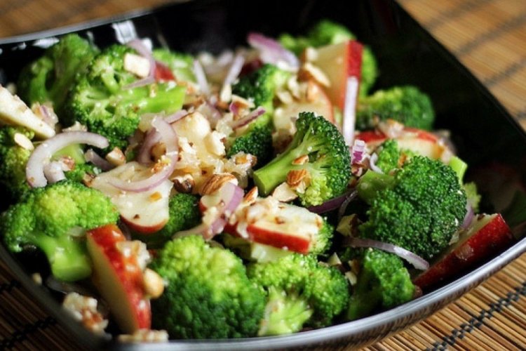 Низкокалорийный салат с брокколи и яблоком