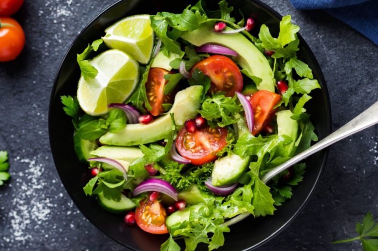Низкокалорийный салат с овощами и авокадо