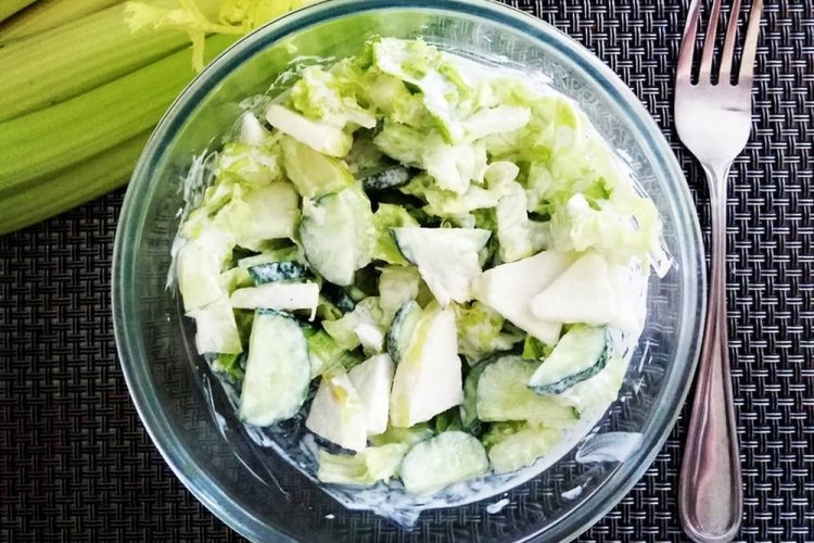 Салат с творогом, огурцами и сельдереем