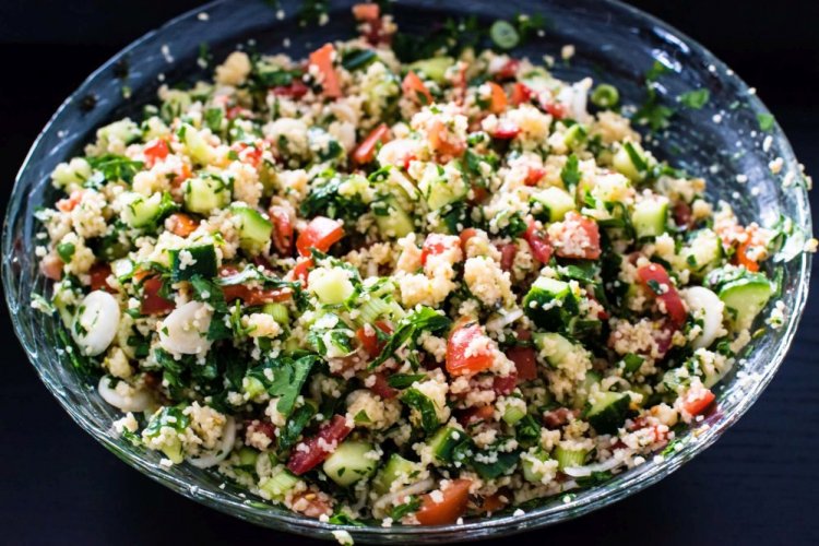 Овощной салат с кускусом и щавелем