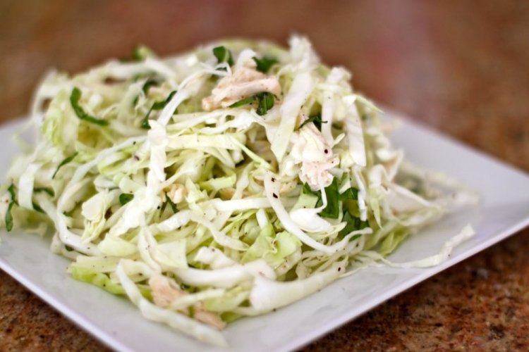 Низкокалорийный салат с капустой и куриной грудкой