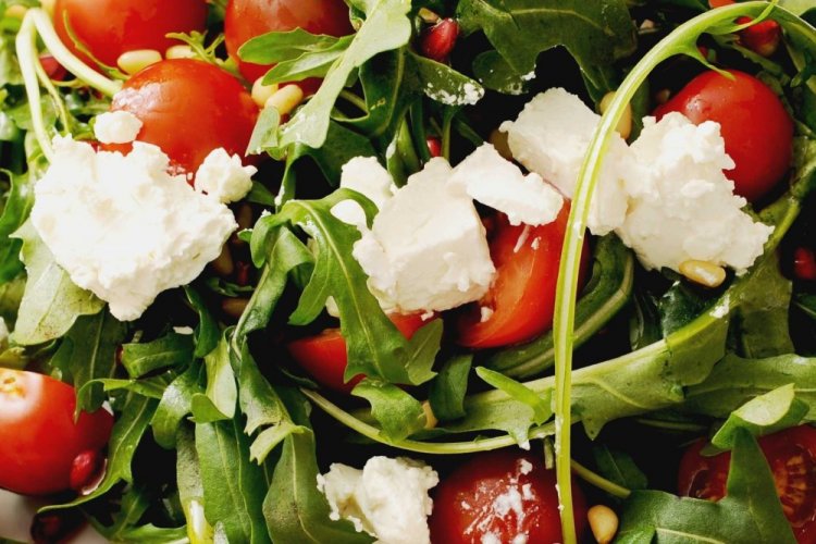 Салат с помидорами черри и фетой