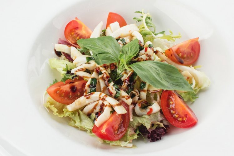 Салат с кальмарами и помидорами черри