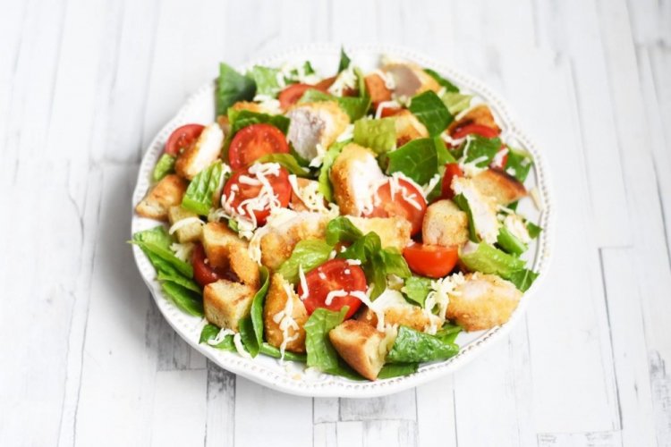 Салат с помидорами черри и сухариками