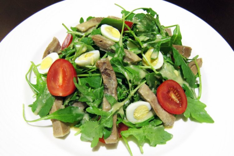 Салат с говядиной и помидорами черри