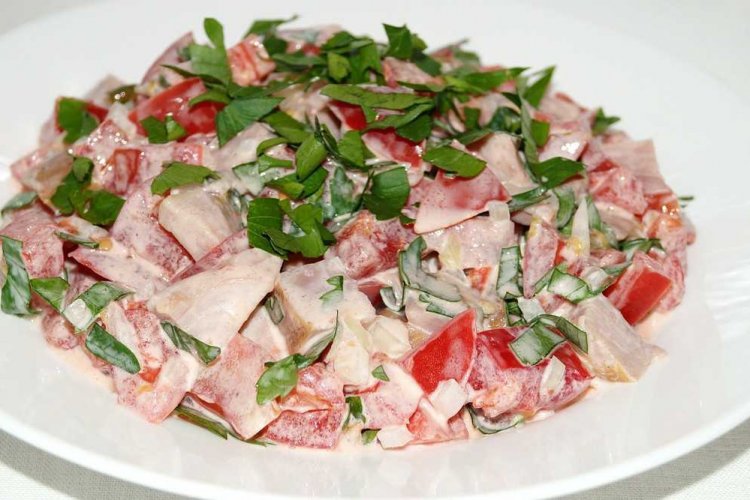 Салат с копченой курицей и помидорами черри