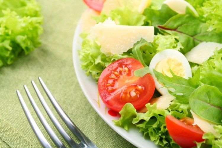 Салат с помидорами черри и перепелиными яйцами