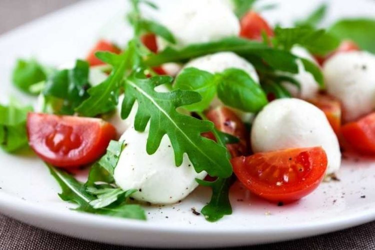 Салат с помидорами черри и моцареллой