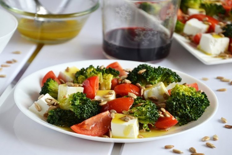 Салат с помидорами черри и брокколи
