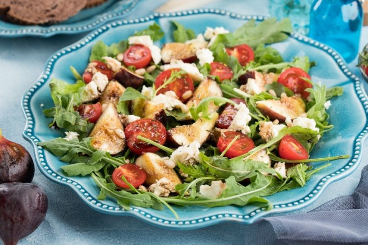 Салат с помидорами черри и абрикосами