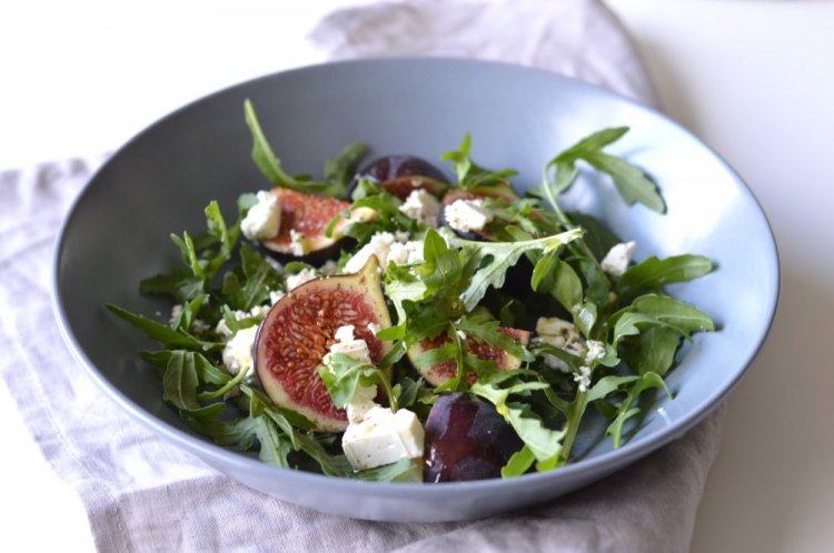 Салат с инжиром и виноградом