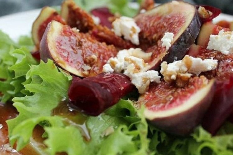 Салат с инжиром и свеклой