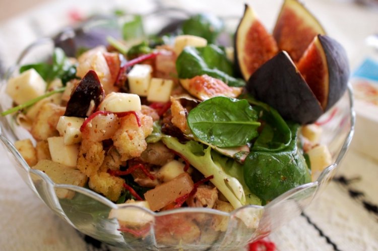 Салат с курицей, инжиром и ананасами