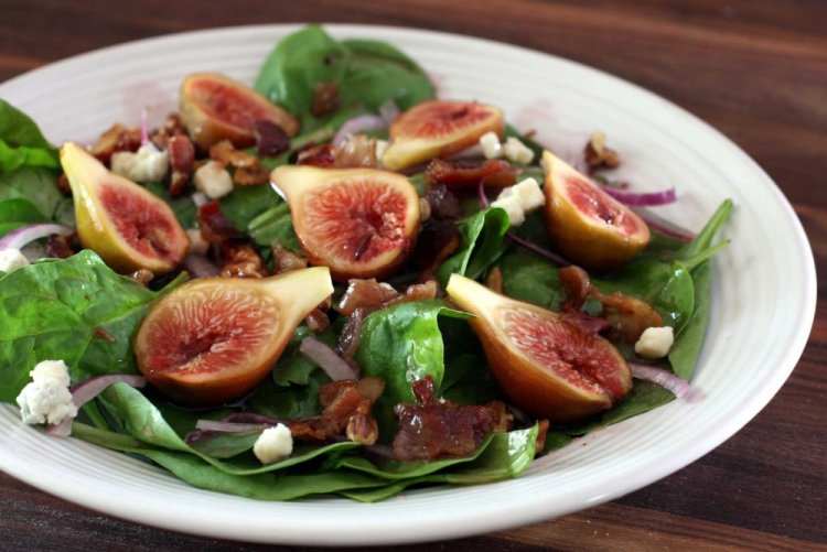 Салат с жареным беконом и инжиром