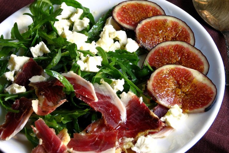 Салат с инжиром, прошутто и горгонзоллой