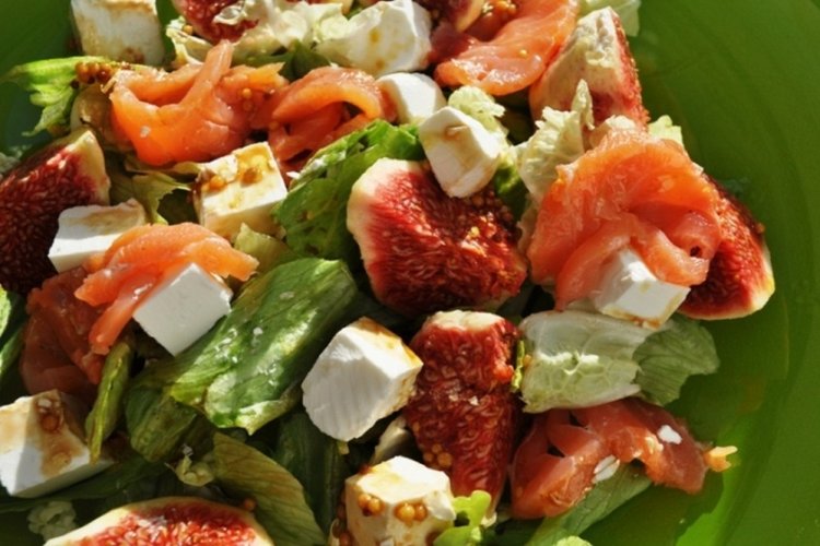 Салат с инжиром и лососем