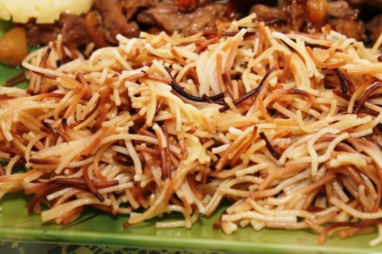 Жареная вермишель с овощами на сковороде