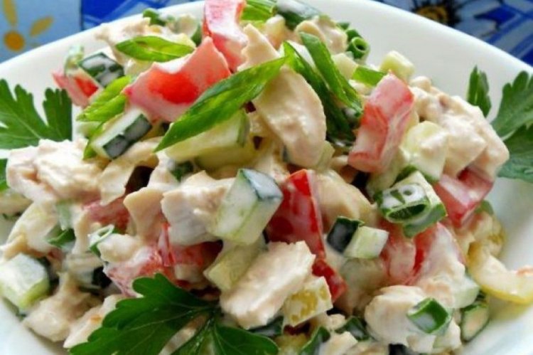 Овощной салат с курицей и перепелиными яйцами