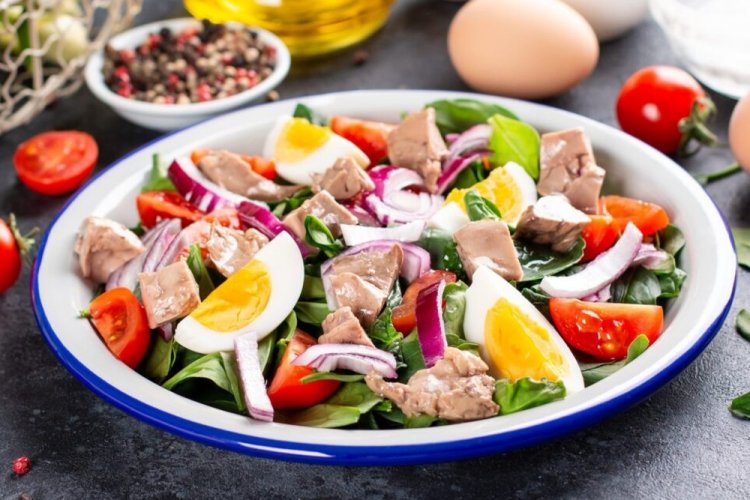 Салат с печенью трески и перепелиными яйцами