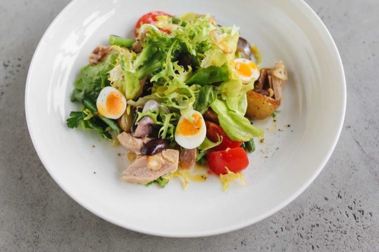 Салат Нисуаз с перепелиными яйцами