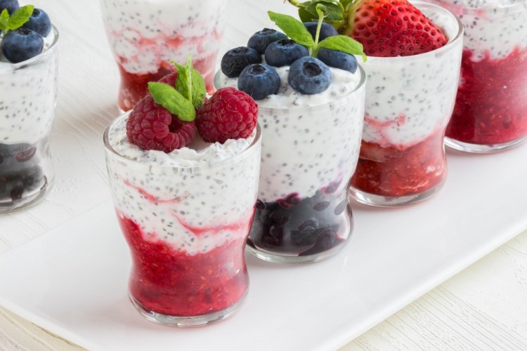 Чиа-пудинг на овсяном молоке с ягодами