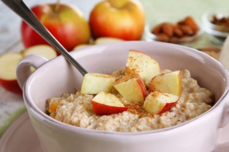 Овсяная каша с яблоками на завтрак