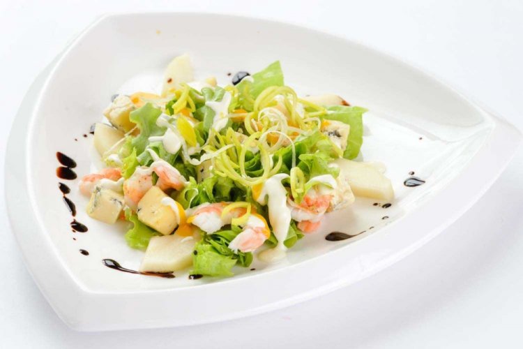 Салат с грушей и креветками