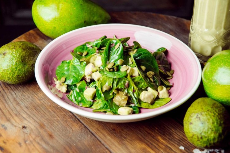 Зеленый салат с грушей