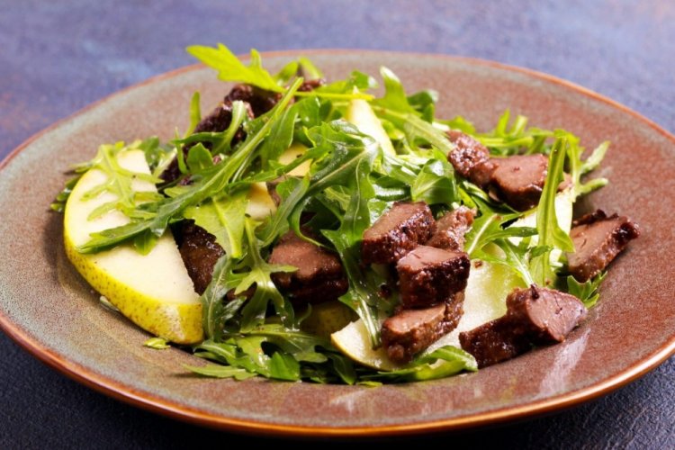 Салат с куриной печенью и грушей