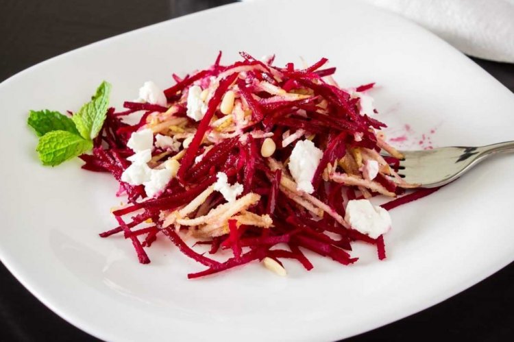 Салат с грушей и свеклой