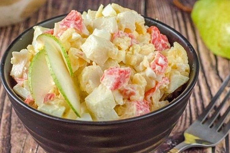 Салат с крабовыми палочками и грушей