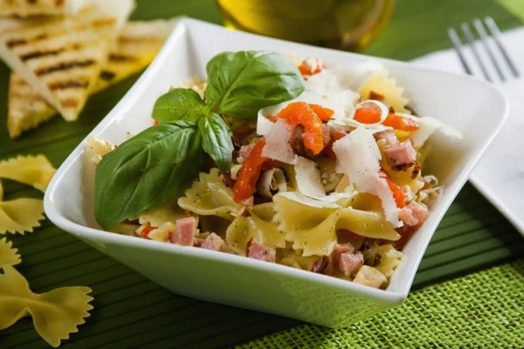 Салат с макаронами, ветчиной и кукурузой